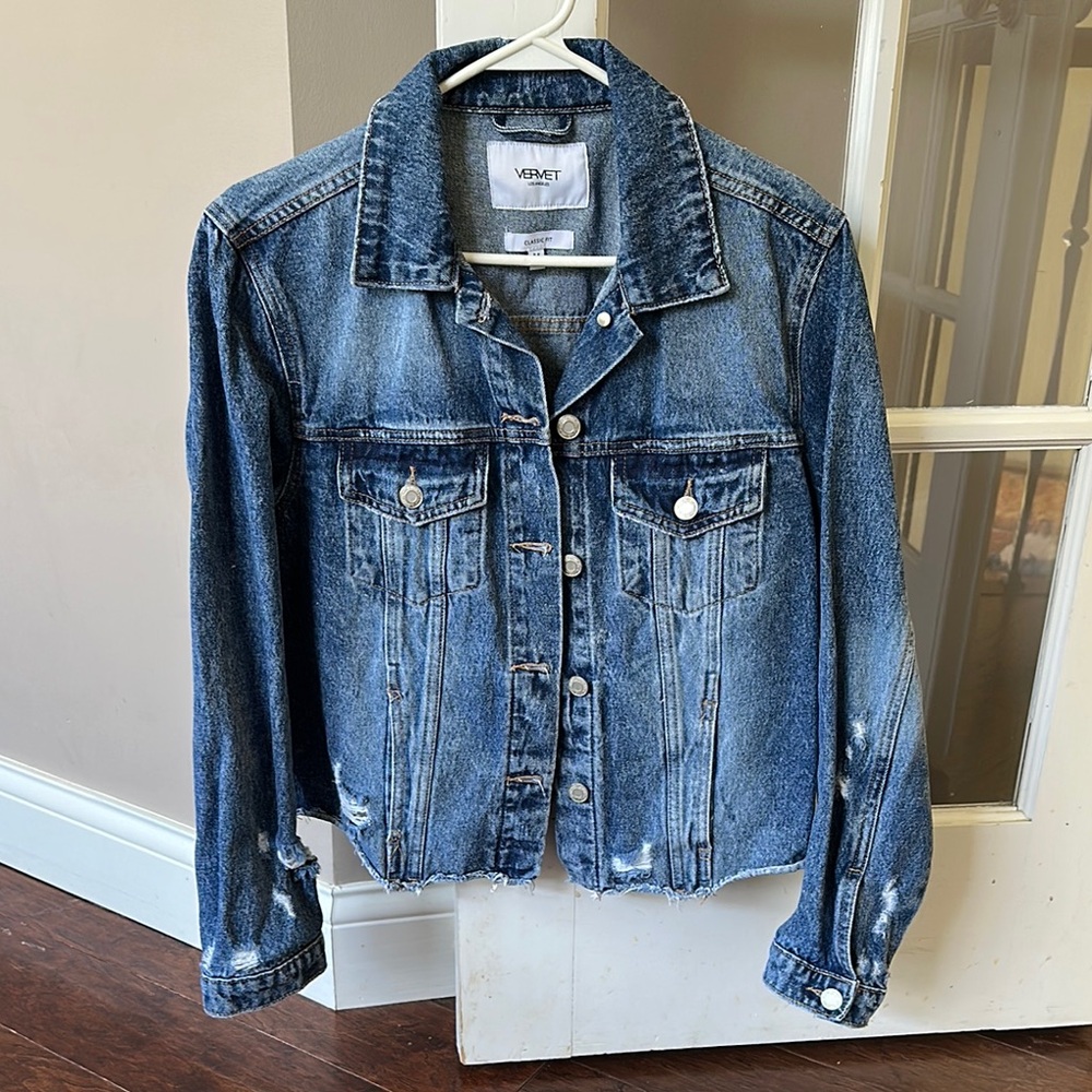 Blue Denim Jacket with Classic Design and Contrast Stitching